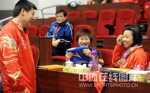 ͼ�ģ��������ʹ�Ů�ӽ��� ����Ц������