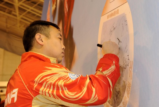 ͼ��-�й���ƹ�߽�У԰��˧������Ϊ�ǩ��