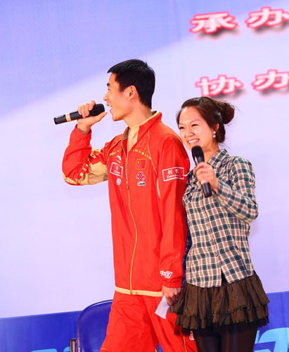 ͼ��-�й���ƹ�߽�У԰������Я����Ů�׳�