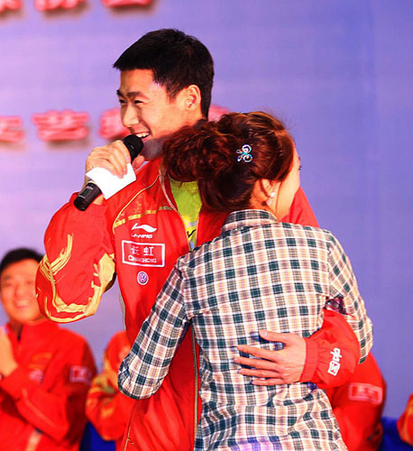 ͼ��-�й���ƹ�߽�У԰�����ں�Ů��˿ӵ��