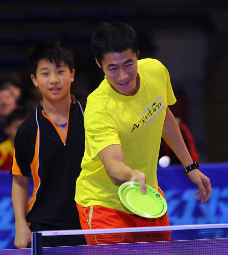 ͼ�ģ��й��ж��߽�У԰ �����ڻ�ɫT��