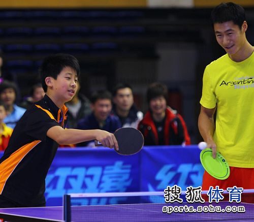 ͼ�ģ�ƹ���ж����ѧ������ �����ڵ�̨����