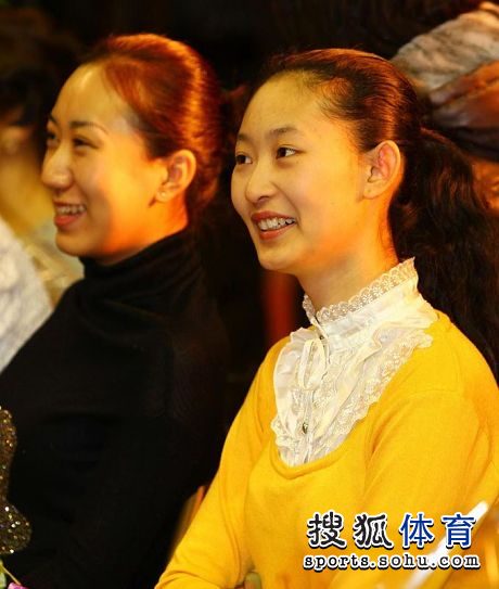 ͼ�ģ�ƹ���ж����ѧ������ ��Ů����΢΢һЦ