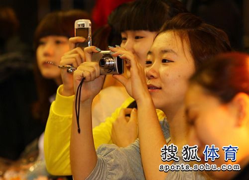 ͼ�ģ�ƹ���ж����ѧ������ ��Ů����æ����