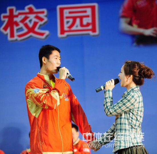 ͼ��-�й���ƹ�߽�У԰�����ں�Ů��˿ǣ�ֺϳ�