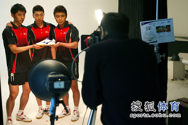 ͼ�ģ���ƹ��ʿ�Ĺ�滨�� ��ƹ����˧��