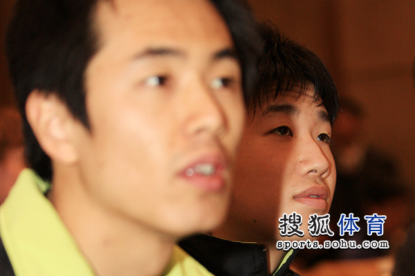 ͼ�ģ������ڳ�ϯ���ǶԿ��� ˮ����������������