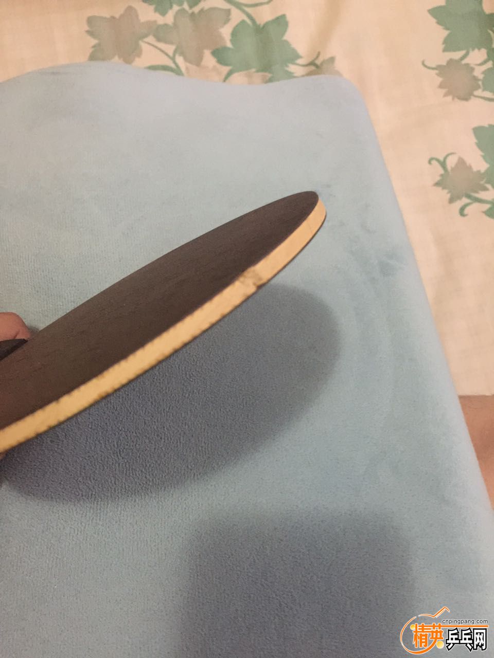 ˴