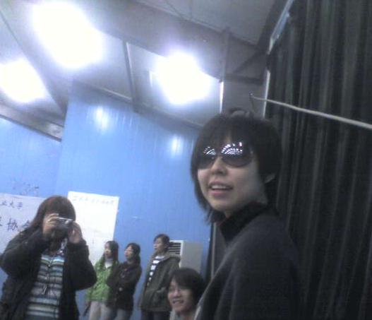 ����԰��32ҳ�������������ˮ�����Ȥ��С���ߣ�����Ƭ�����£���ˮ�಻ͣ������