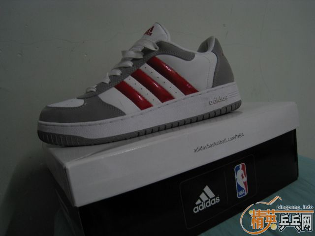 ��һ˫����İ��ϣ����߻�ϲ���Ķ���