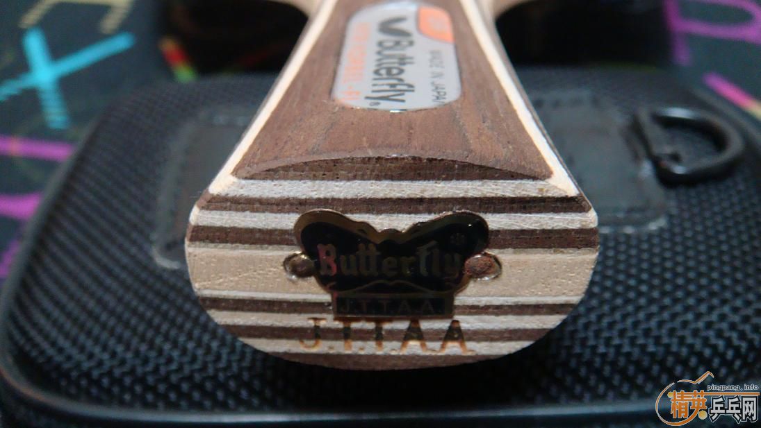 [����]Ϊ���ҵĺ����Ʊ������ĵװ� �ֱ��ײ��ı����Ǻ�ɫ�� ���ϵĶ�����ɫ���أ�