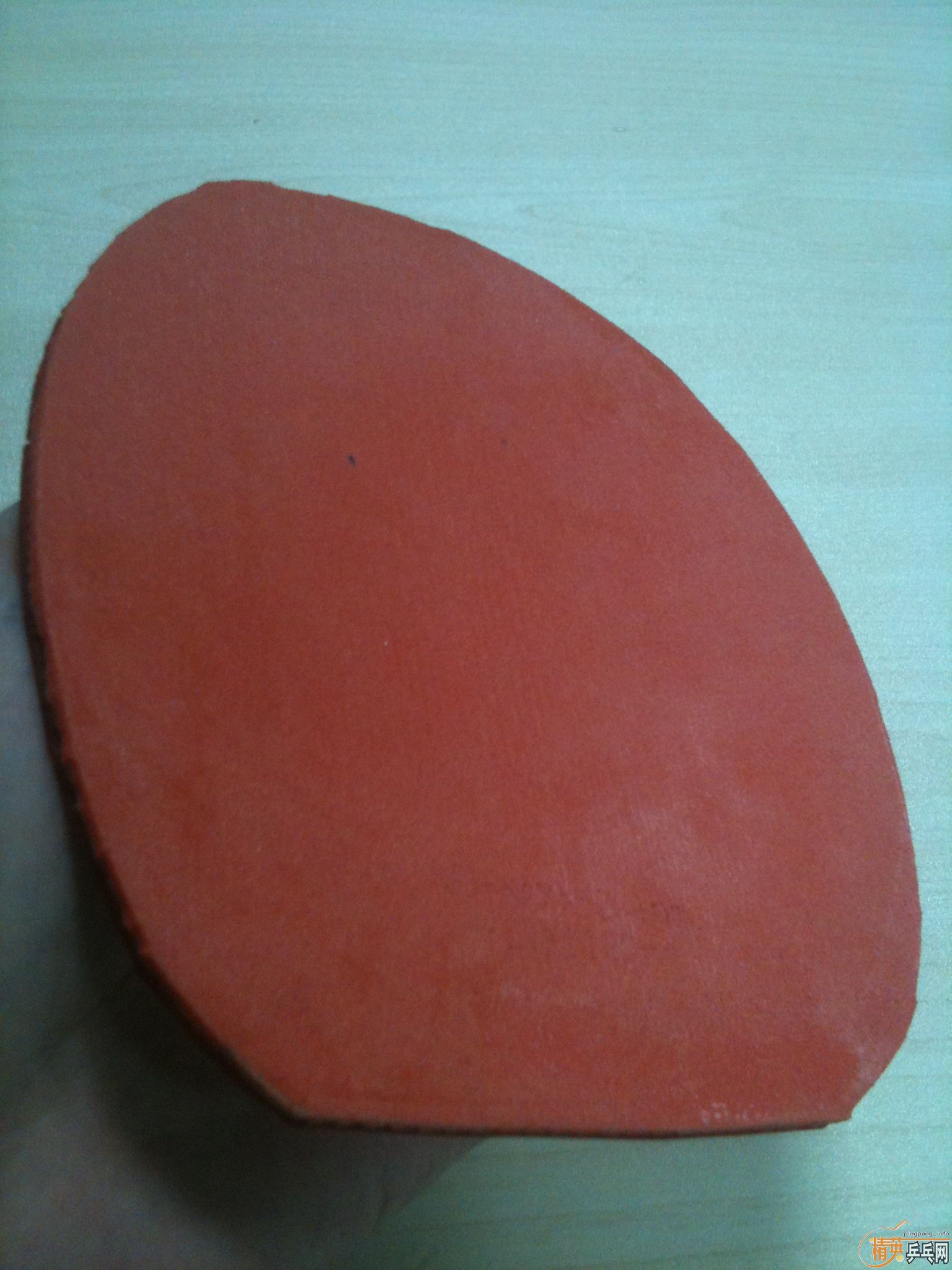 120Ԫ������һ�����µĺ�ɫT05,ʩ̼��С.