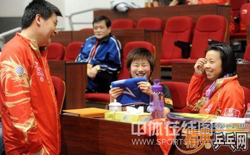 ͼ�ģ��������ʹ�Ů�ӽ��� ����Ц������