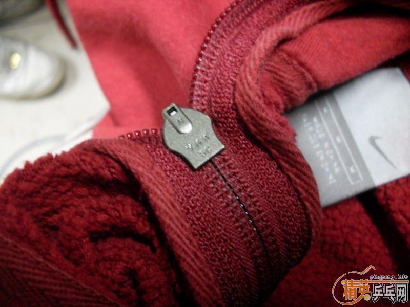 �����Ϳ˺�ɫ��������ñ�������ܴ��ֱ��