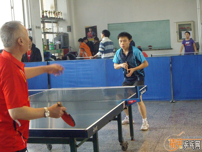 �������Ʊ�����ԭ��Ӣ���ǶӶ�Ա����Ⱥ�ѷ���һ