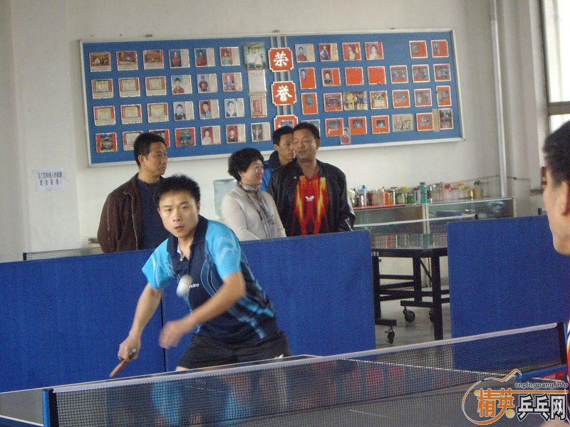 �������Ʊ�����ԭ��Ӣ���ǶӶ�Ա����Ⱥ�ѷ���һ