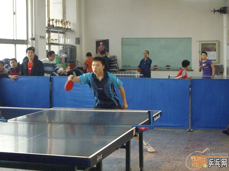 �������Ʊ�����ԭ��Ӣ���ǶӶ�Ա����Ⱥ�ѷ���һ