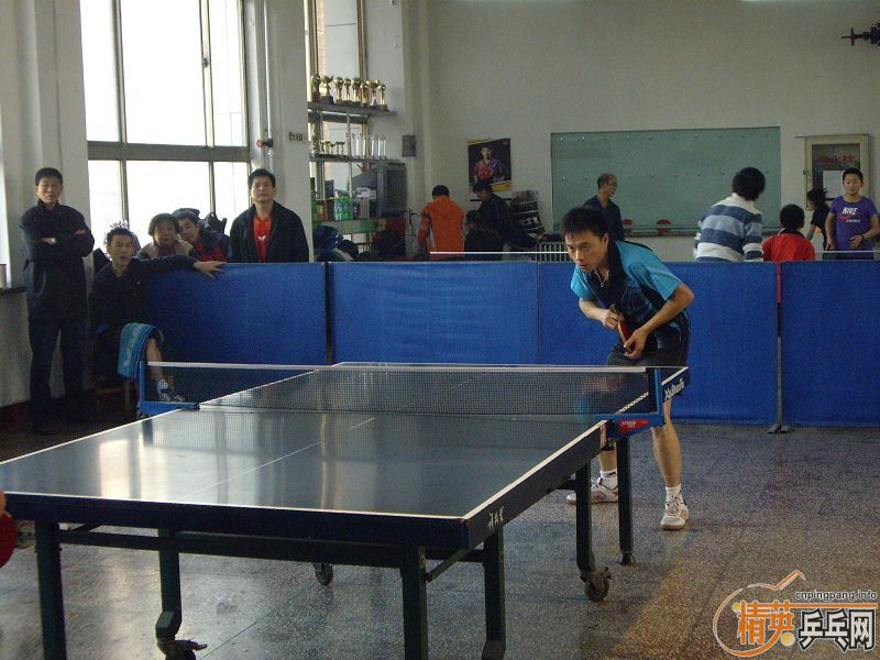 �������Ʊ�����ԭ��Ӣ���ǶӶ�Ա����Ⱥ�ѷ���һ