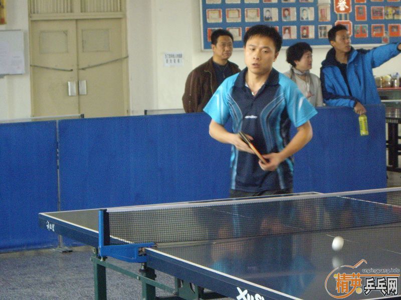 �������Ʊ�����ԭ��Ӣ���ǶӶ�Ա����Ⱥ�ѷ���һ