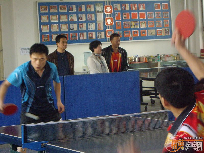 �������Ʊ�����ԭ��Ӣ���ǶӶ�Ա����Ⱥ�ѷ���һ