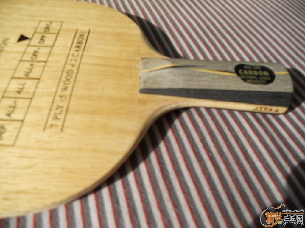 ���³��壬�հ��ɫ������̼