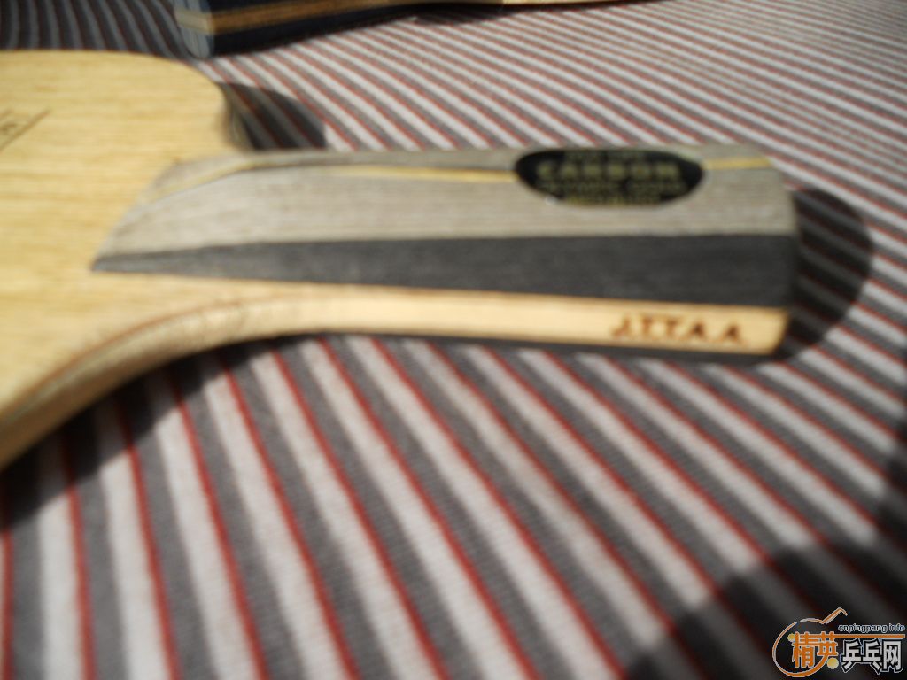 ���³��壬�հ��ɫ������̼