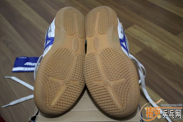 ��׳�����ж���һ˫����Ũ��Ь�������������ߵ��׽���