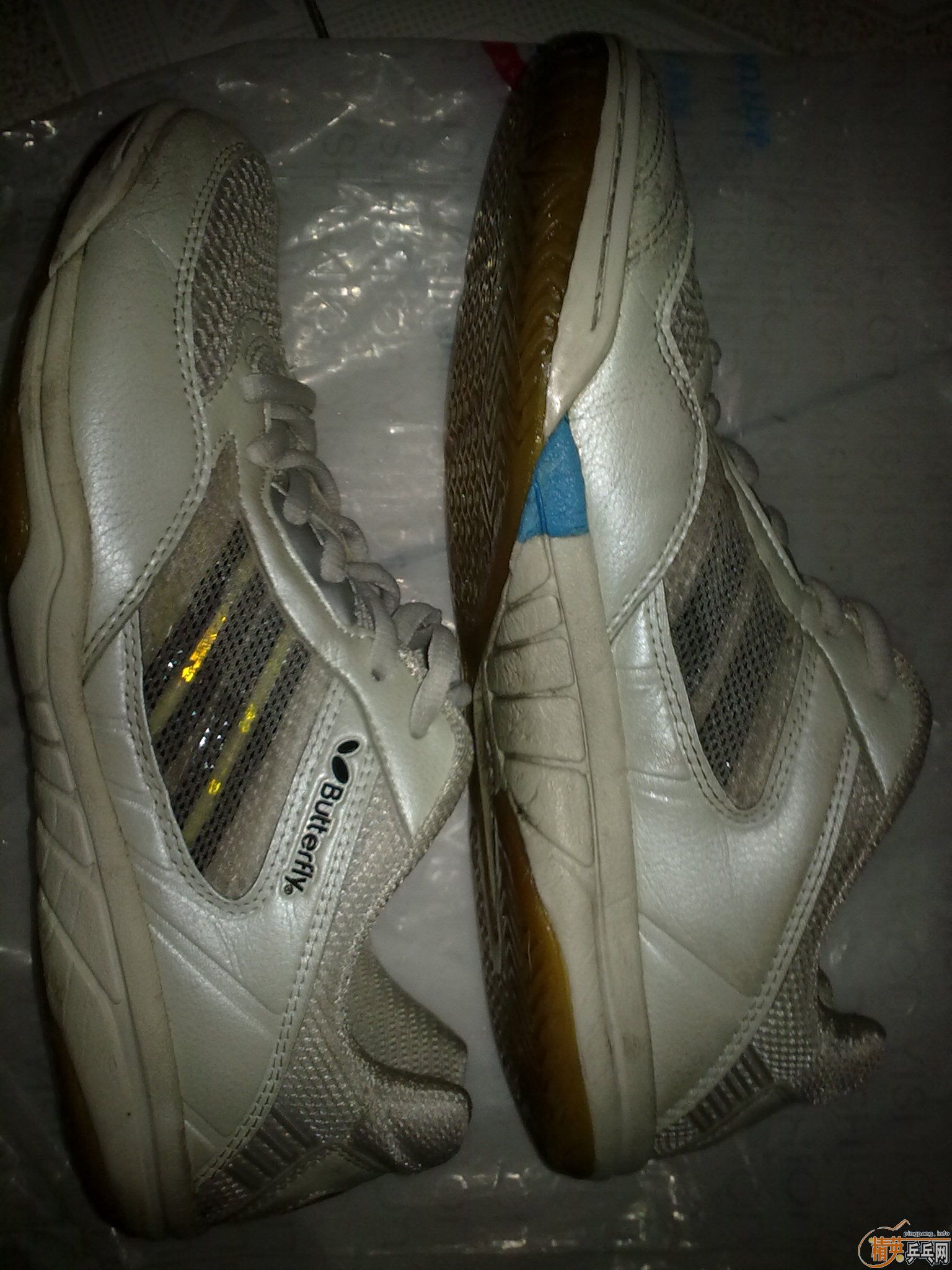 ����Ь�� ���Ͽ��Ӻ�һ����ɫ���� ȫ������