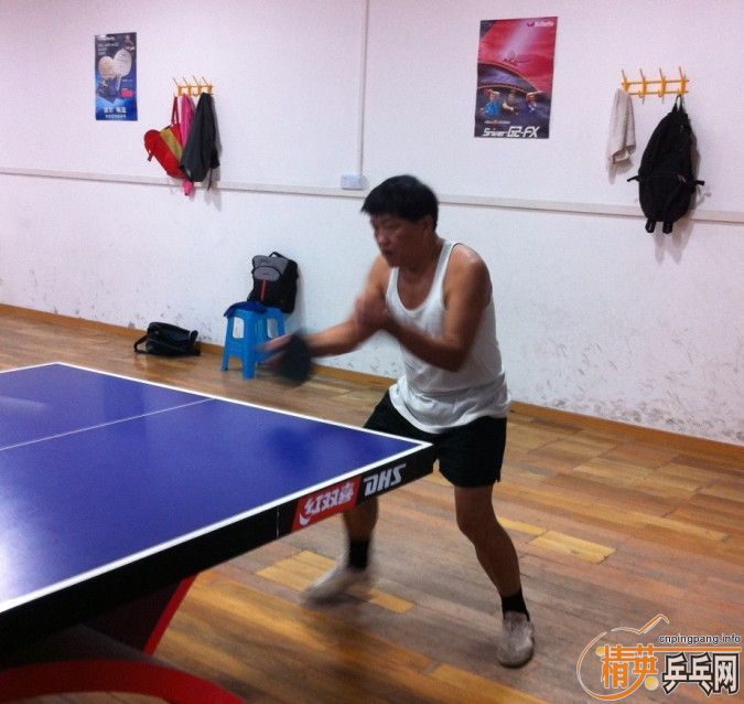 ��ӢVS�������˱�����Ƭ