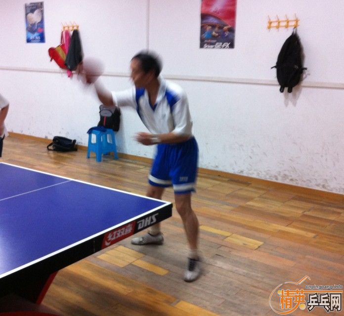 ��ӢVS�������˱�����Ƭ