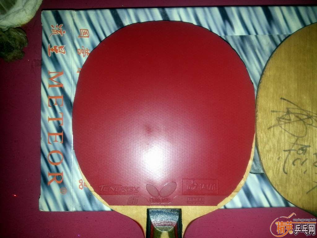 һ���ɫ�����ĺ�ɫT05