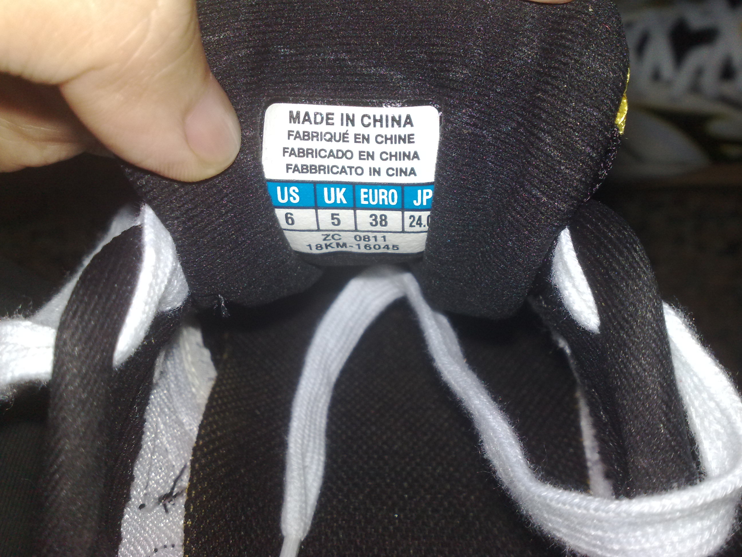 ���ѳ�һ˫����ŨЬ16045����ɫ���С�