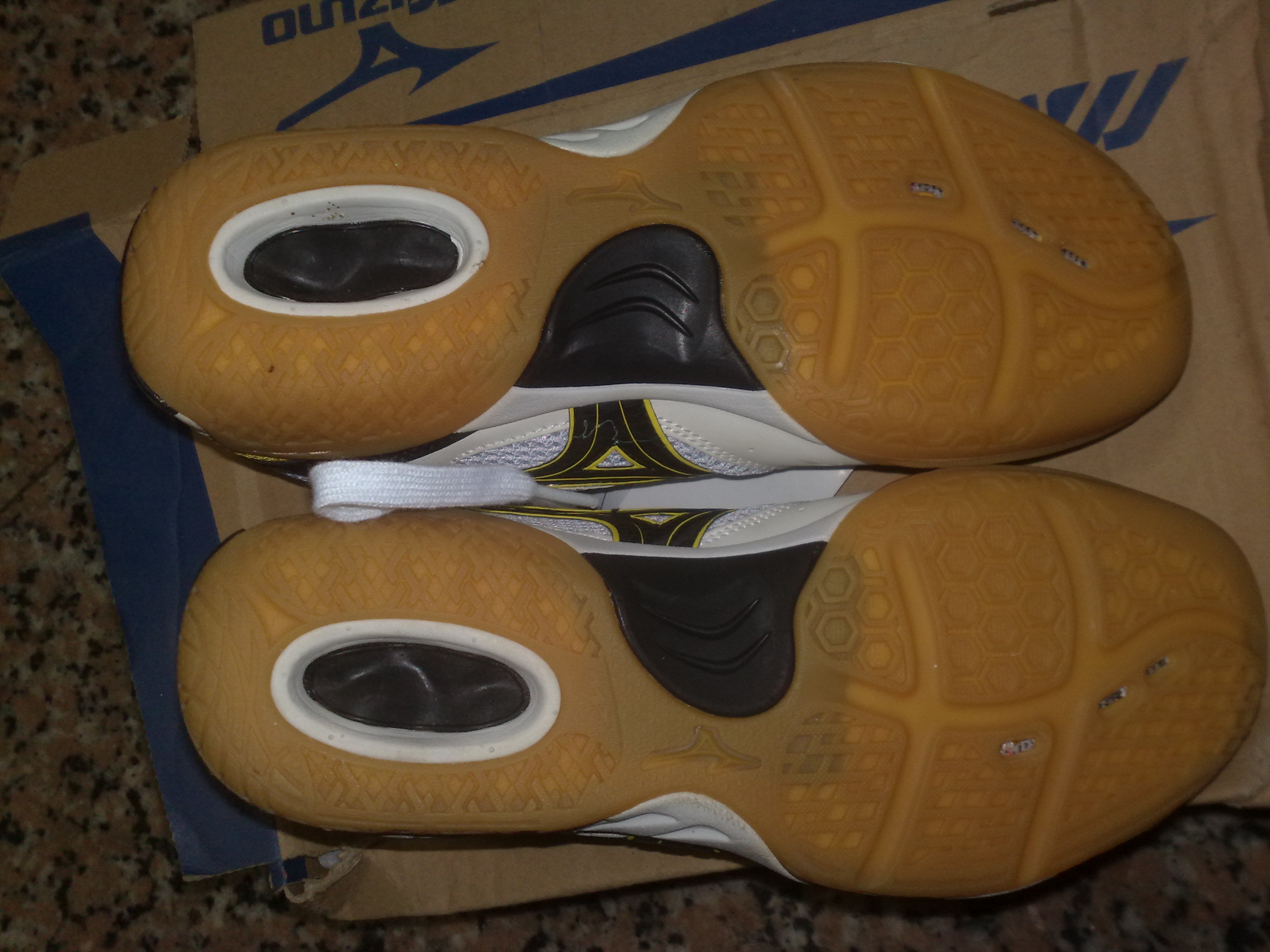 ���ѳ�һ˫����ŨЬ16045����ɫ���С�