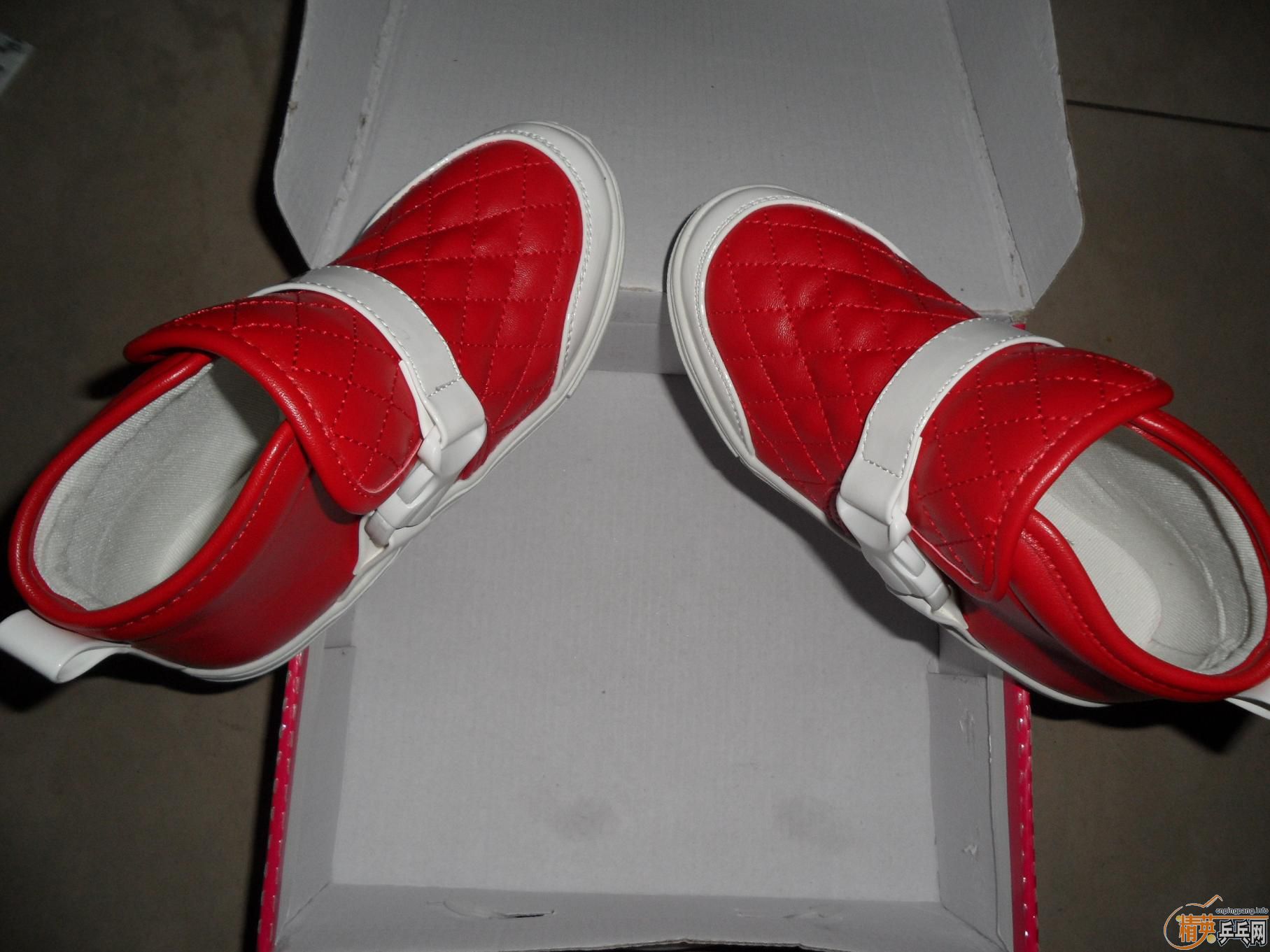 ����˫����ȫ���˶�Ь��һ˫43��  ����һ˫33Ů��Ь