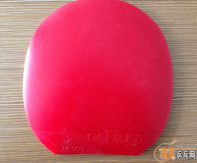 ��һ����׺��׵ĺ�ɫͦ�����+��ֱ���棩