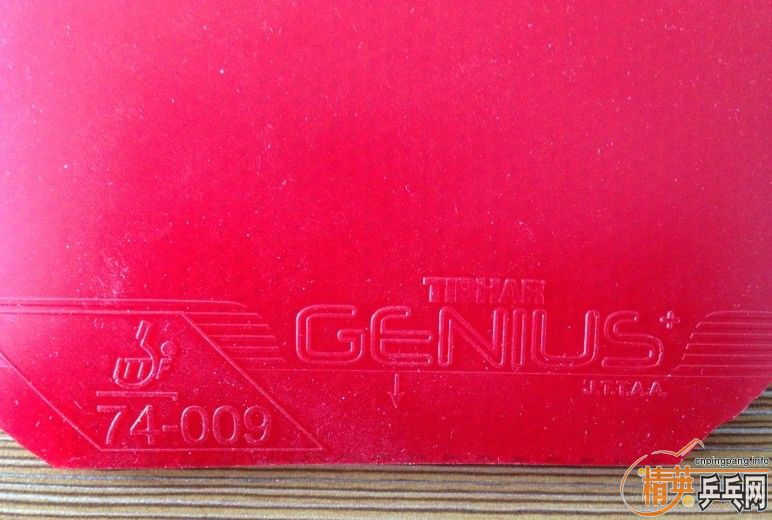 ��һ����׺��׵ĺ�ɫͦ�����+��ֱ���棩