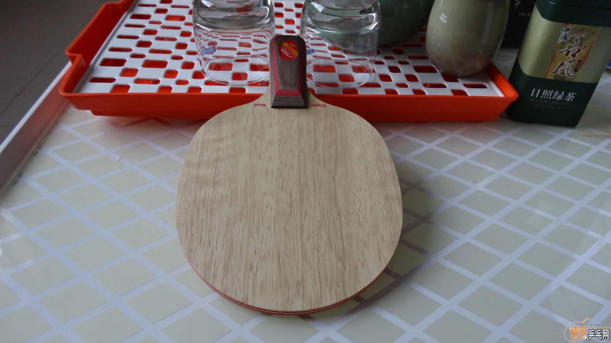 �����ǰ�����ѳ�ɫ�µĵװ�