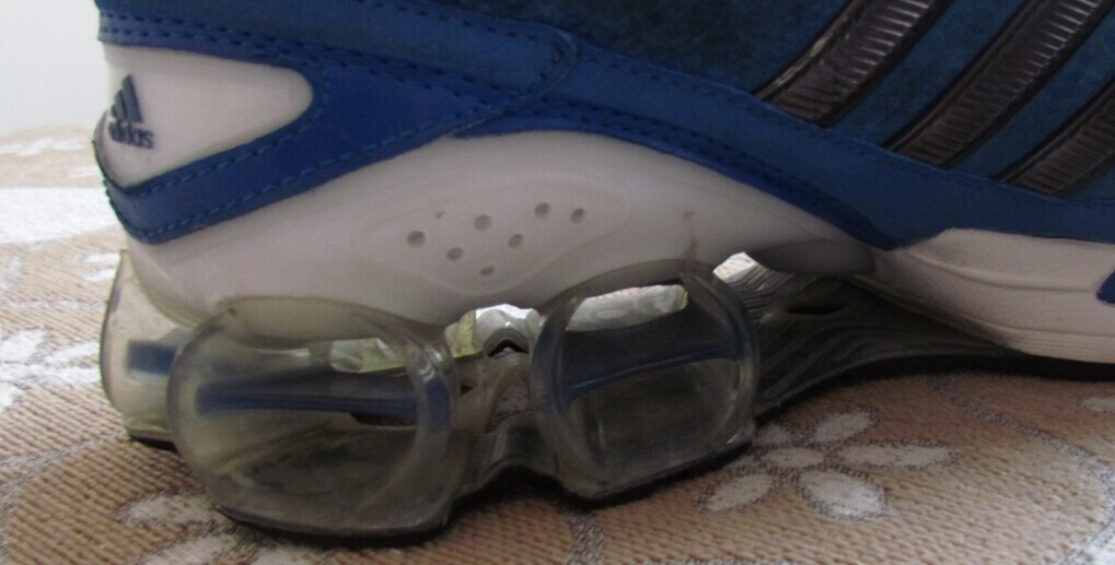 ���۰����˶�Ь