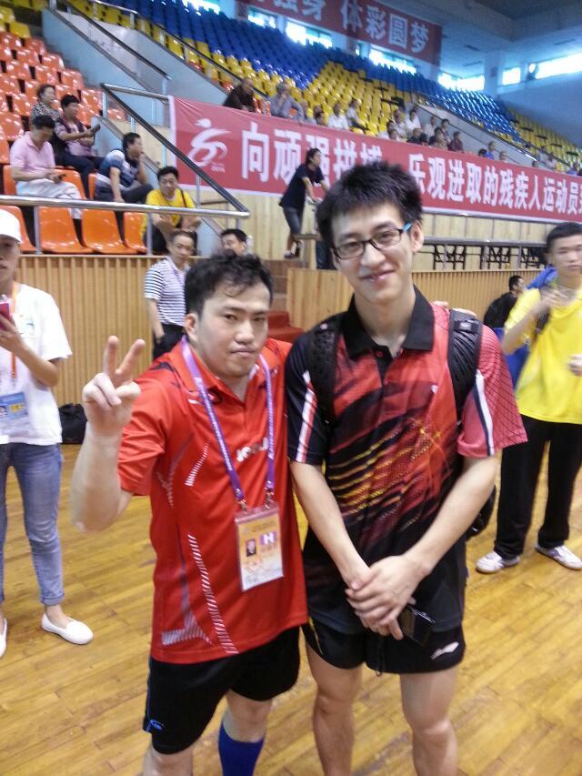 �ع�һ���м���ƭ�ӣ���ΰ����