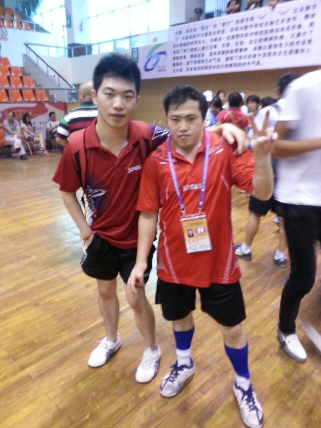 �ع�һ���м���ƭ�ӣ���ΰ����