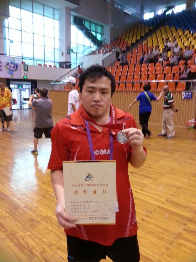 �ع�һ���м���ƭ�ӣ���ΰ����