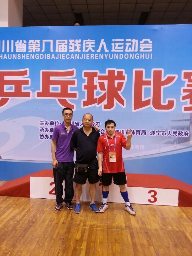 �ع�һ���м���ƭ�ӣ���ΰ����